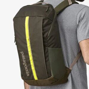 NEW Patagonia Black Hole Pack 25L Backpack NWT Pine Needle Green